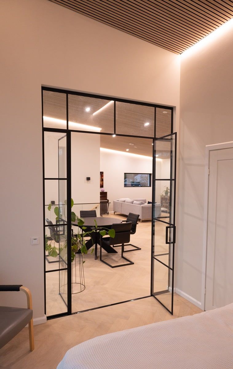 Gli apparecchi al piano superiore sono coordinati in modo da mantenere lo stesso stile e la stessa tonalità in tutto il piano. © LedStore.fi